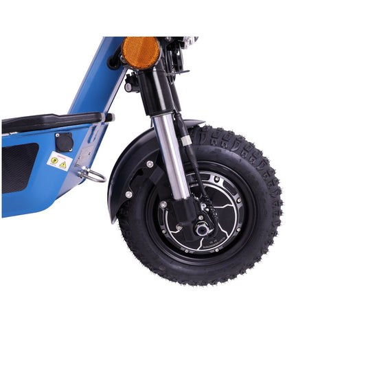 Nahaufnahme des Vorderrads des WANDLER Elektrorollers Allrad - 45 km/h, ausgestattet mit hochwertigem Reifen für offroad Abenteuer, von WANDLER A/E.