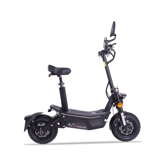 Seitenansicht des WANDLER Elektroroller Allrad schwarz, der sich ideal für Abenteuer und Stadtfahrten eignet, mit dem robusten Design und der Aufschrift WANDLER A/E.